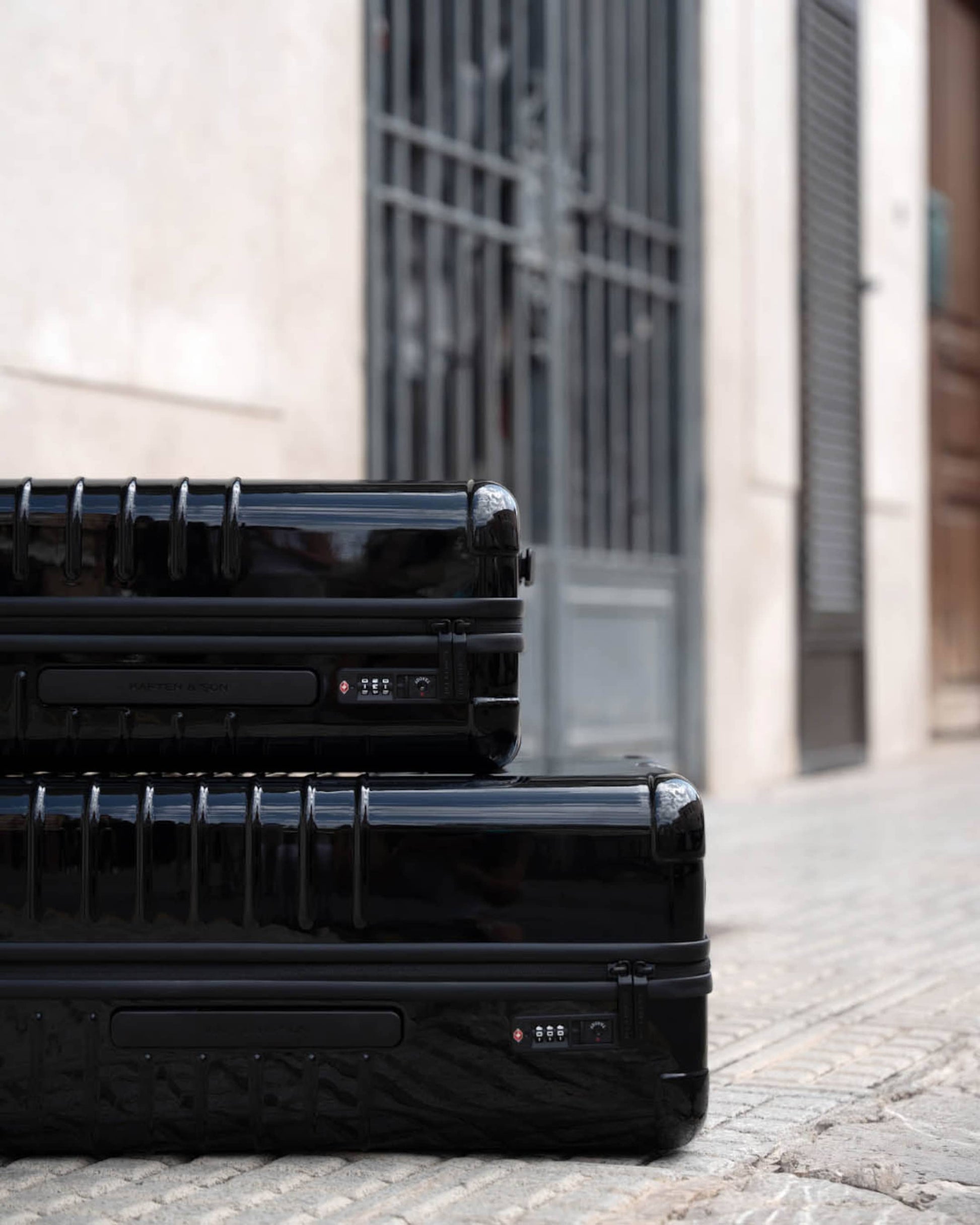 Heathrow Essential Cabin All Black