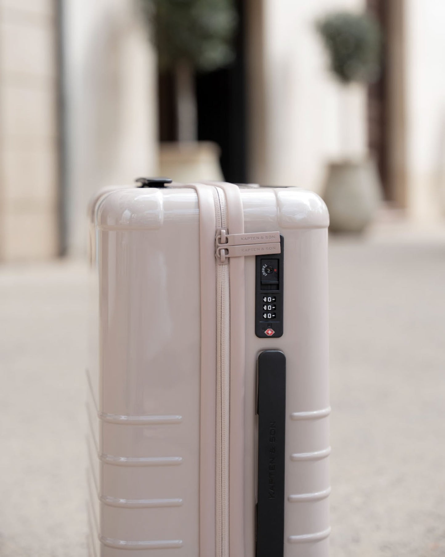 Heathrow Essential Cabin All Black